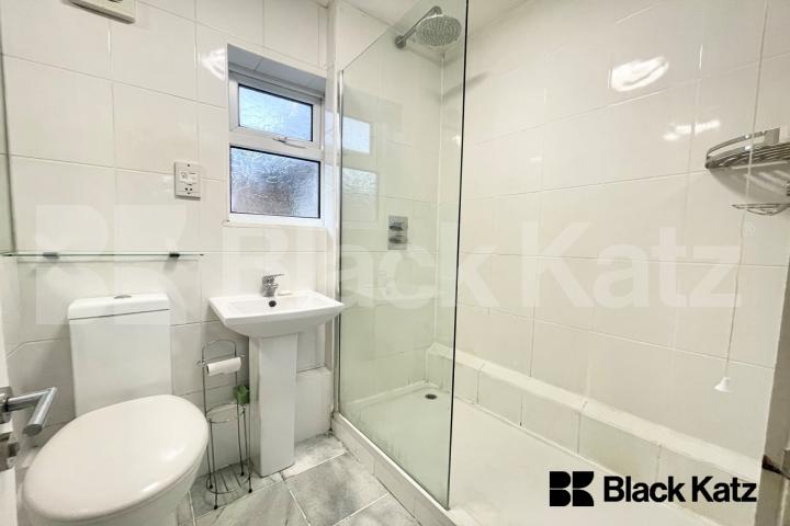 Superb location with charming patio garden  McCoid Way , Borough 